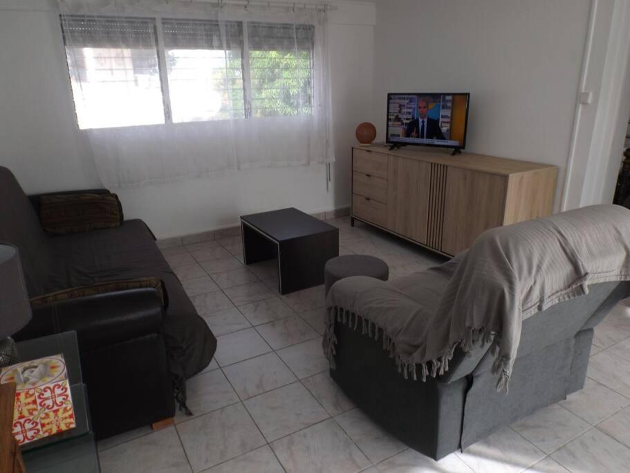 Aux Portes De La Soufriere, Baillif Extérieur photo